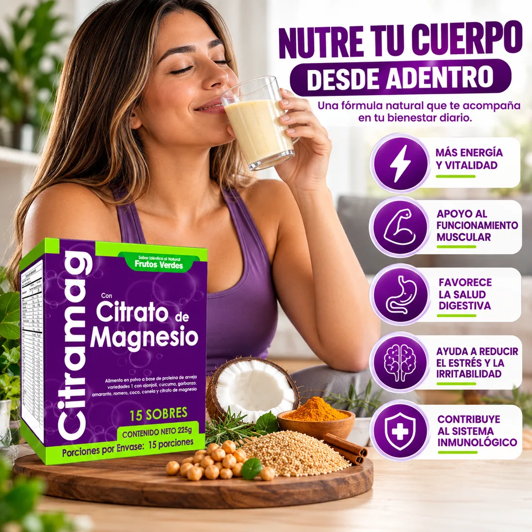 Mujer disfrutando un batido de Citramag en casa junto a coco, cúrcuma, garbanzos y canela