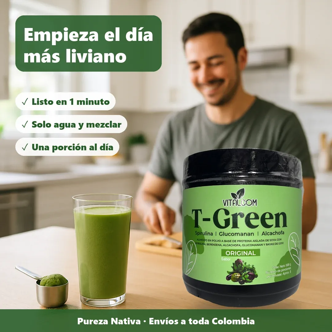 Hombre en su cocina con un batido verde T-Green: listo en 1 minuto, solo agua y una porción al día