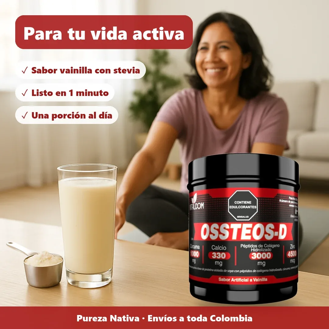 Mujer sonriente haciendo estiramientos en casa junto a un batido de Ossteos-D sabor vainilla